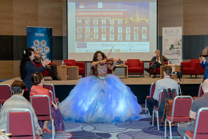 Очаровательная скрипачка Alisandra